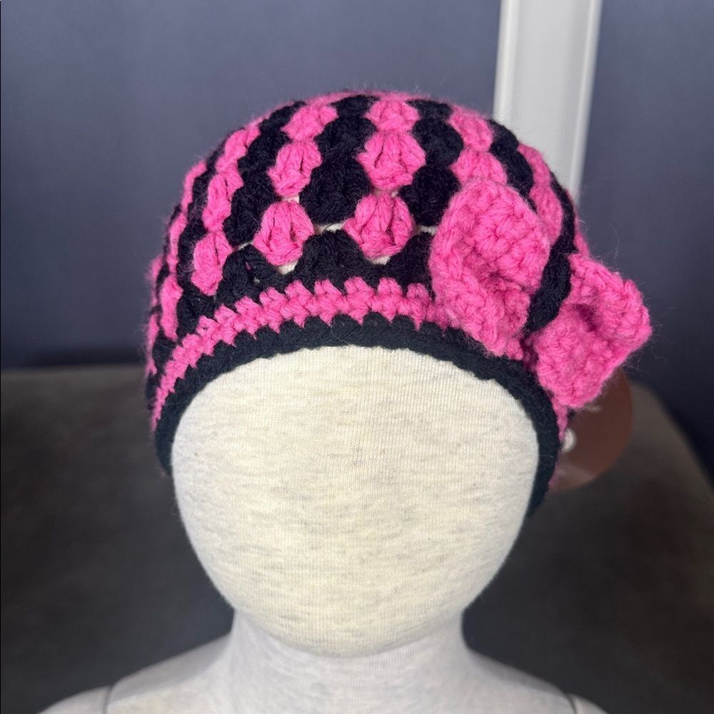 Daisy Baby Girls Crocheted Skull Hat Beanie Pink and Black 2-8 years NEW